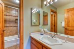 Queen Bathroom 2 Gold Flake Chalet - Breckenridge CO